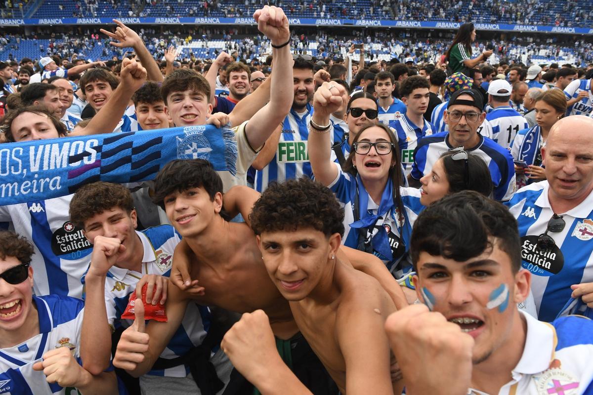 Aficionados del Dépor sobre el césped de Riazor