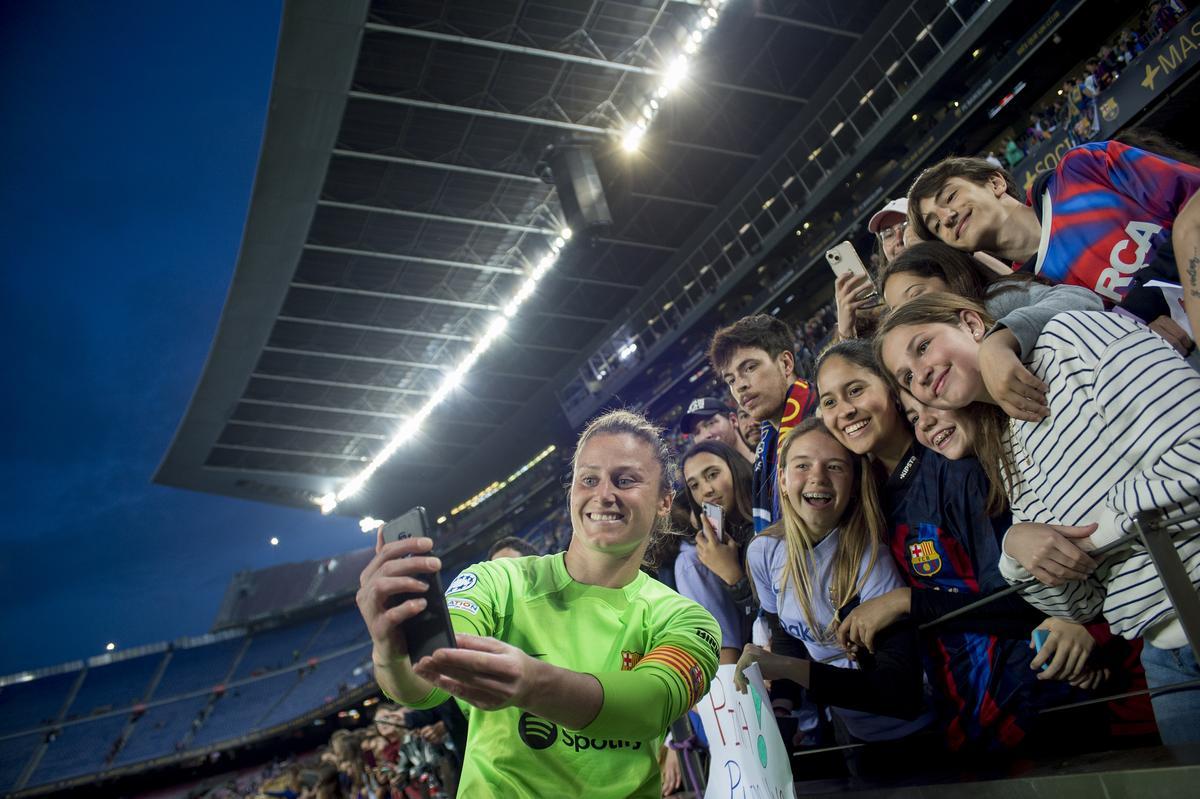 Sandra Paños se fotografía con aficionados en el Camp Nou tras la clasificación del equipo para la final de la Champions femenina