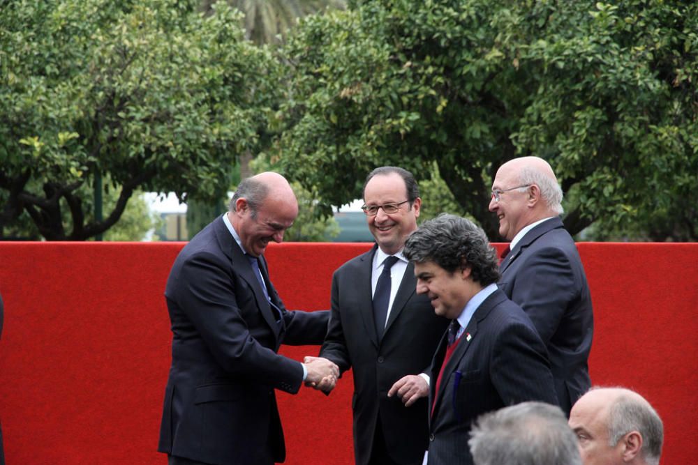 François Hollande y Mariano Rajoy son recibidos con honores junto al Ayuntamiento de Málaga. Antes del almuerzo, han visitado el Museo de Málaga.