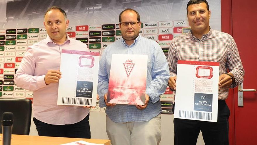 Deseado Flores, Raúl Moro y Carrilero, en la presentación de la campaña de abonos de ayer.