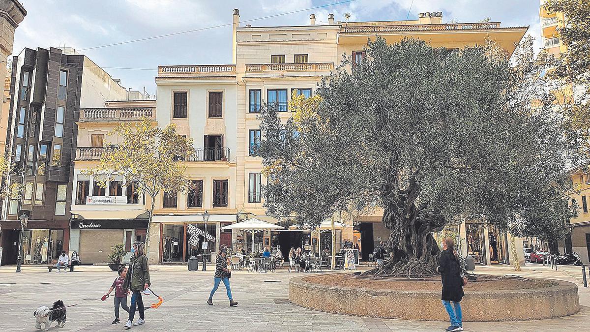 Algunos transeúntes, ayer por la tarde en la plaza del Rector Rubí de Manacor.