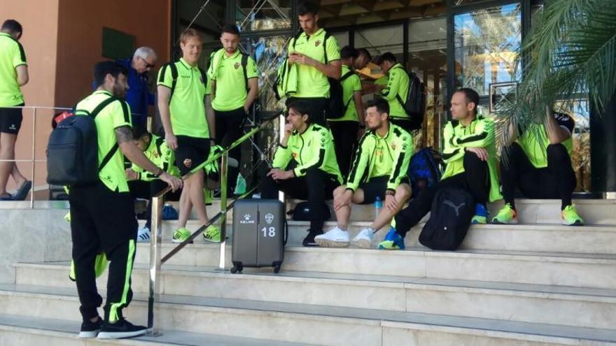 Los jugadores del Elche en la puerta del hotel Milenio antes de iniciar el viaje a Córdoba