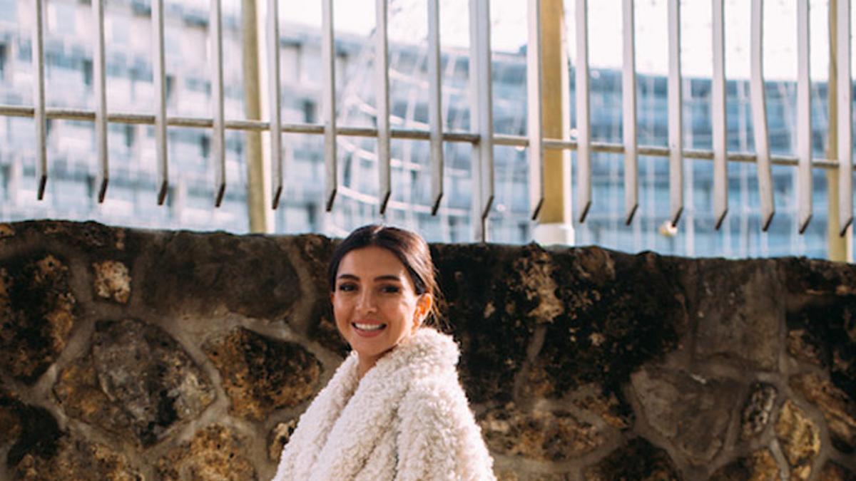 Chaqueta de pelo blanco en el 'street style' de París