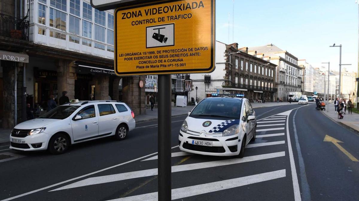 Un coche policial en la zona de tráfico restringido de la Marina. |   // VÍCTOR ECHAVE