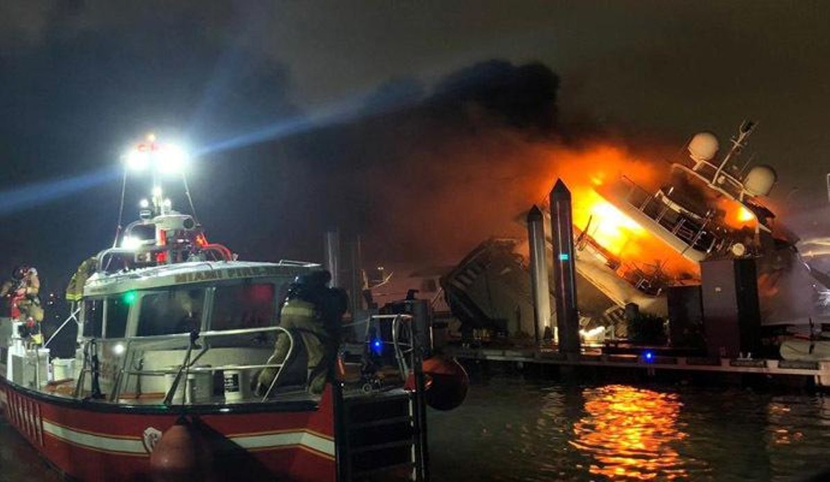 El yate de 7 millones de dólares de Marc Anthony arde en Miami