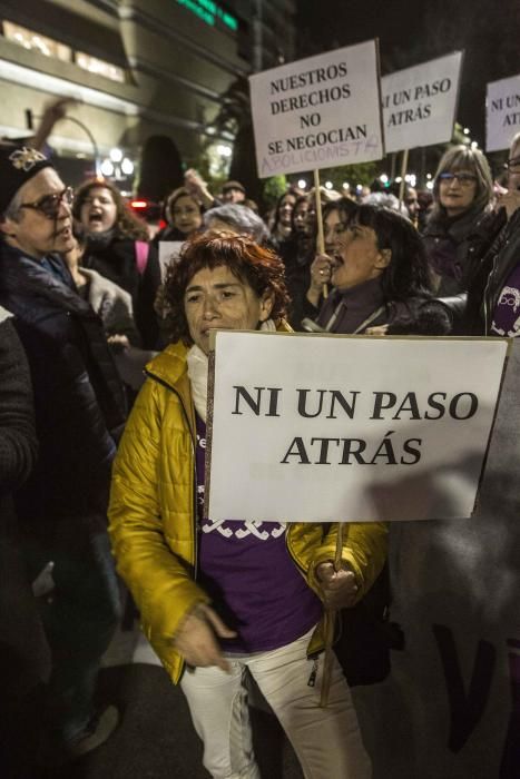 Más de 200 personas en la plaza Calvo Sotelo de Alicante