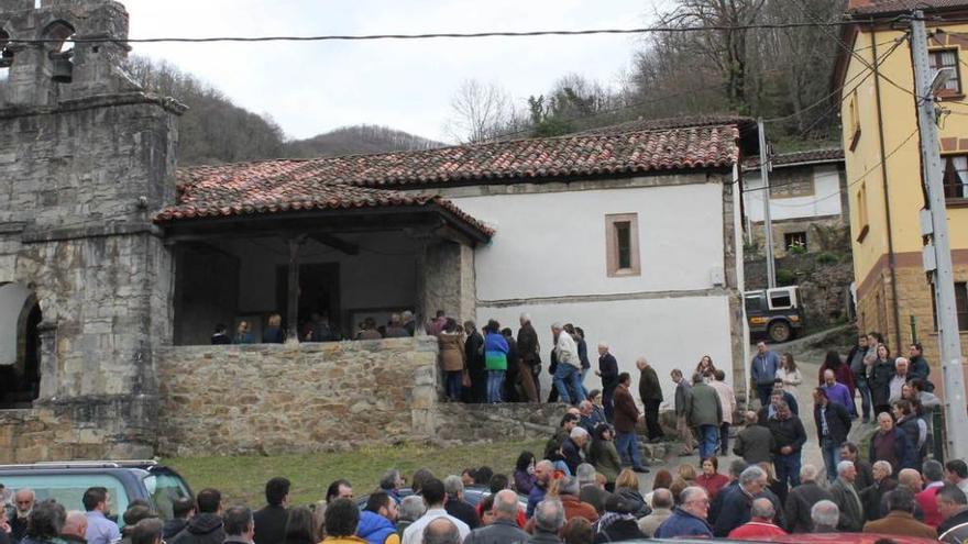 Asistentes al funeral por Juan Manuel González, ayer, en la iglesia de San Juan de Santianes en Teverga.