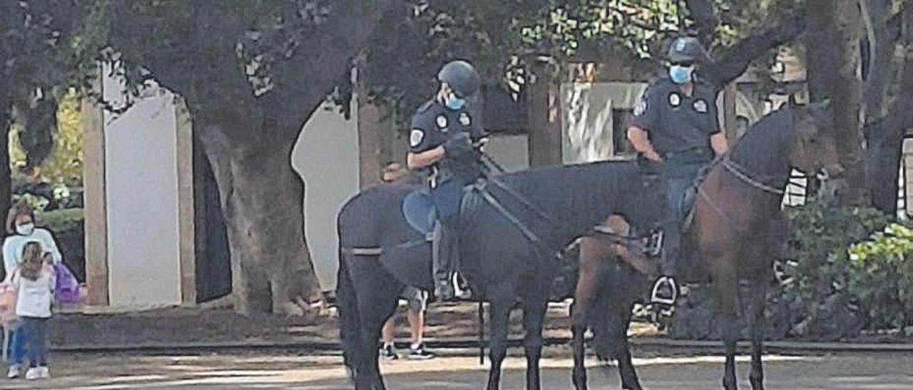 Policías a caballo en la plaza de España.