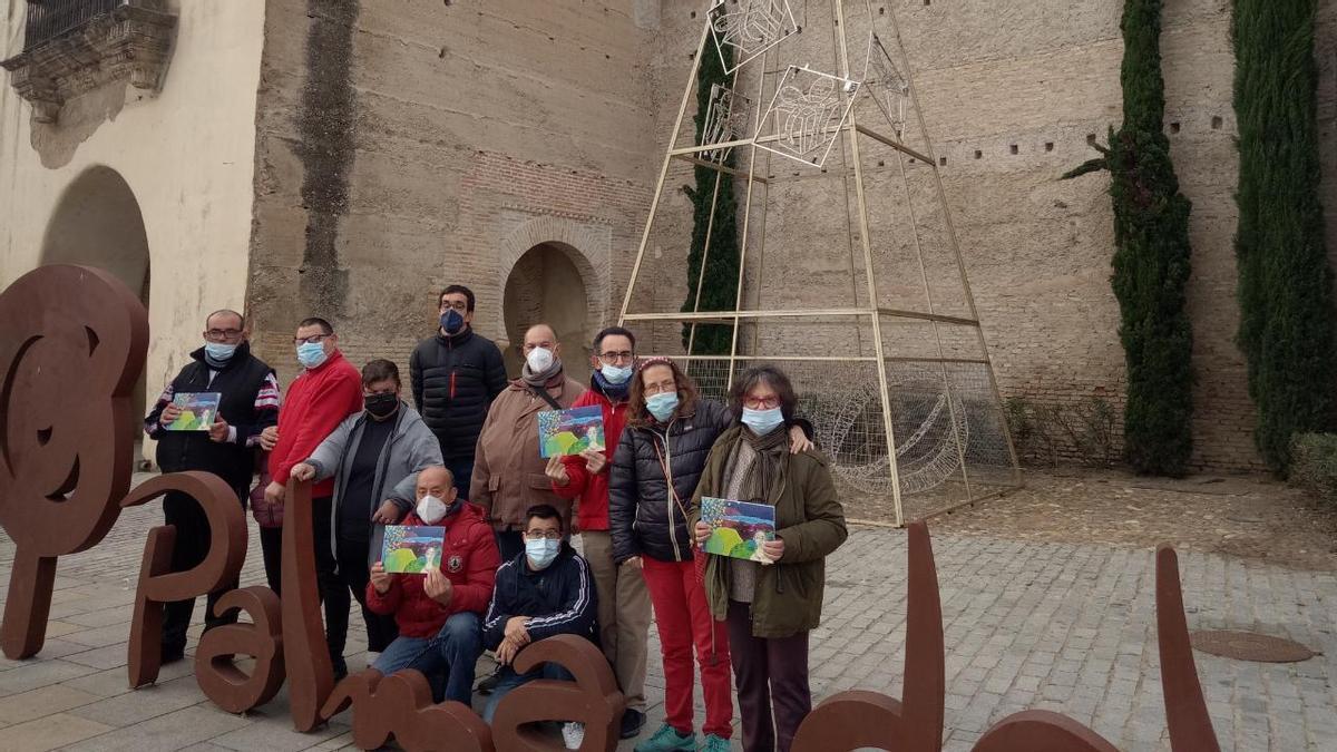 Miembros de Futuro Singular en Palma del Río, con el libro.