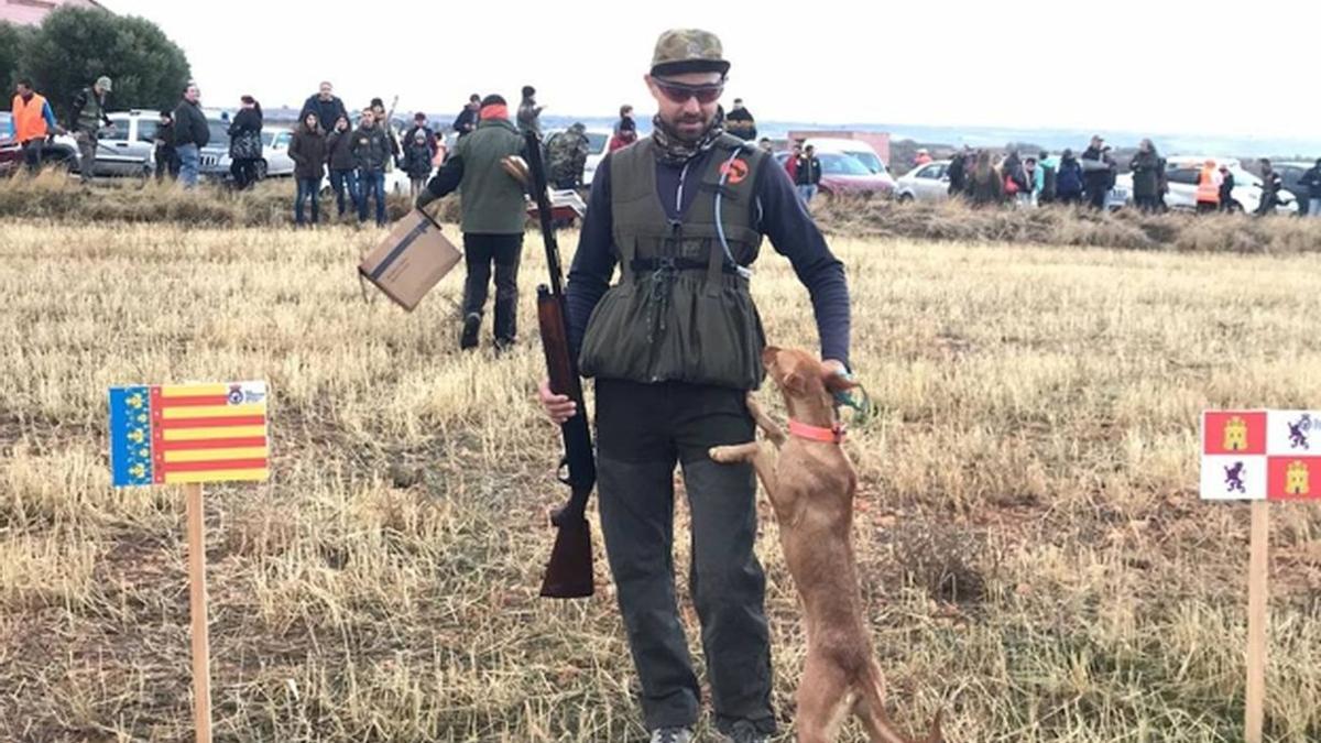 Enrique Martín y su podenca ‘Pía’, orgullosos del resultado conseguido en el Nacional de Caza Menor con perro