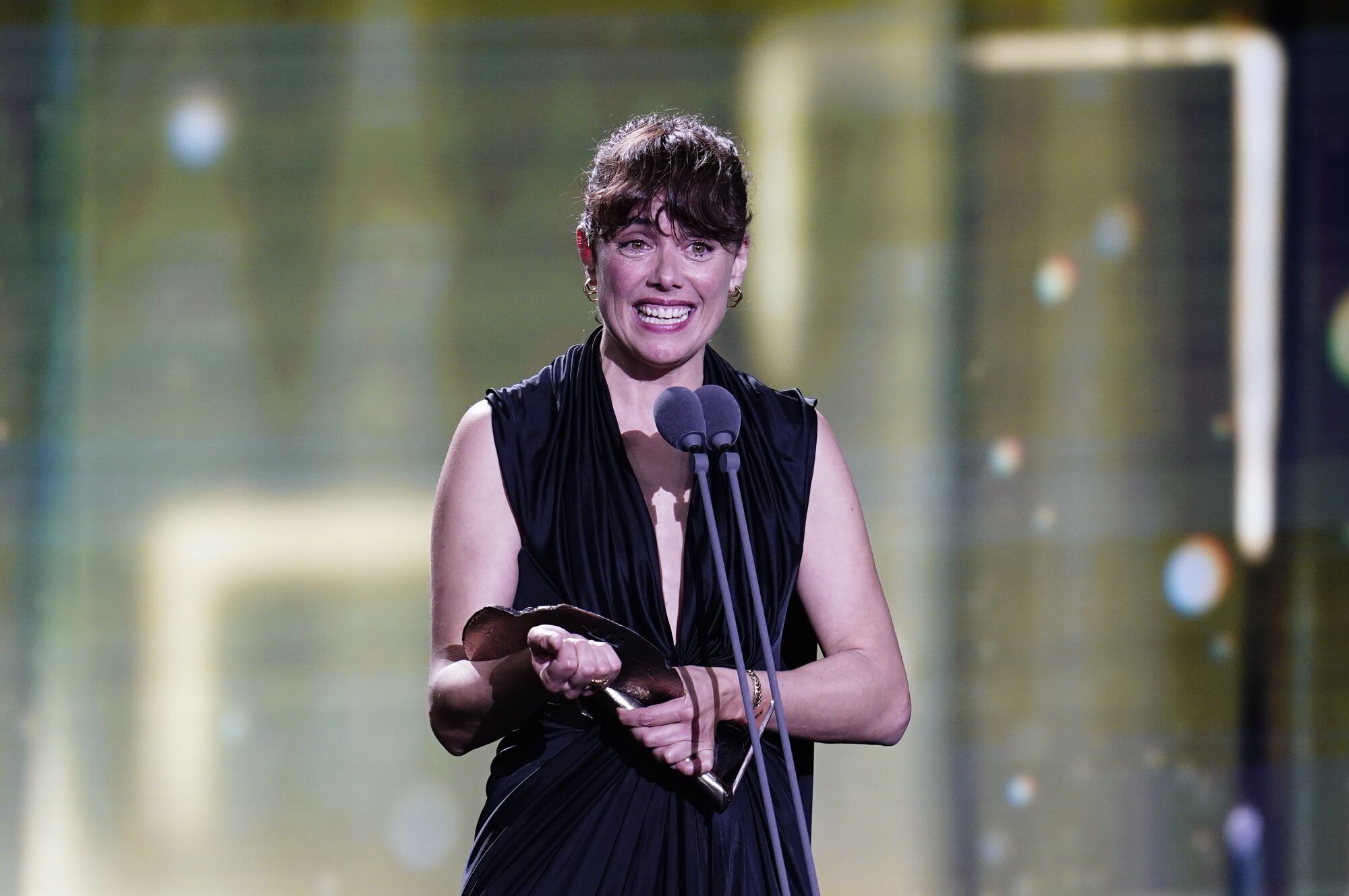 La actriz Patricia López Arnaiz interviene tras recoger el premio a 'Mejor interpretación femenina' por 'Los domingos' durante la gala de la 31 edición de los Premios José María Forqué, en el Palacio Municipal de IFEMA, a 13 de diciembre de 2025, en Madrid (España). Los Premios Cinematográficos José María Forqué, conocidos como ‘Premios Forqué’, fueron creados en 1996 por la Entidad de Gestión de Derechos de los Productores Audiovisuales (Egeda) para honrar la memoria de José María Forqué, figura en la cinematografía española y primer presidente de Egeda. EGEDA creó el premio con el objetivo de difundir la importancia de la industria audiovisual española e impulsar la figura del productor cinematográfico. 13 DICIEMBRE 2025;GALA;PREMIOS FORQUÉ;FORQUÉ;PREMIOS;31 EDICIÓN;IFEMA;MADRID A. Pérez Meca / Europa Press 13/12/2025. Patricia López Arnaiz;A. Pérez Meca;category_code_sho;