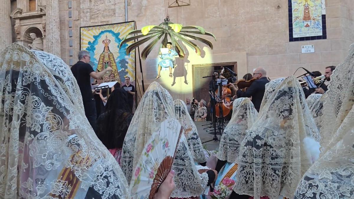 Procesión de la Virgen del Pilar en el centro de València