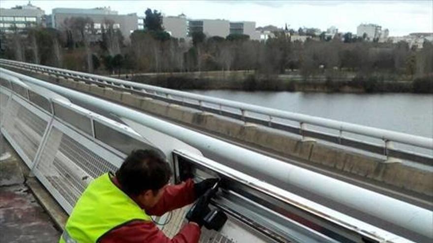 Comienza la instalación del nuevo alumbrado en el puente Lusitania