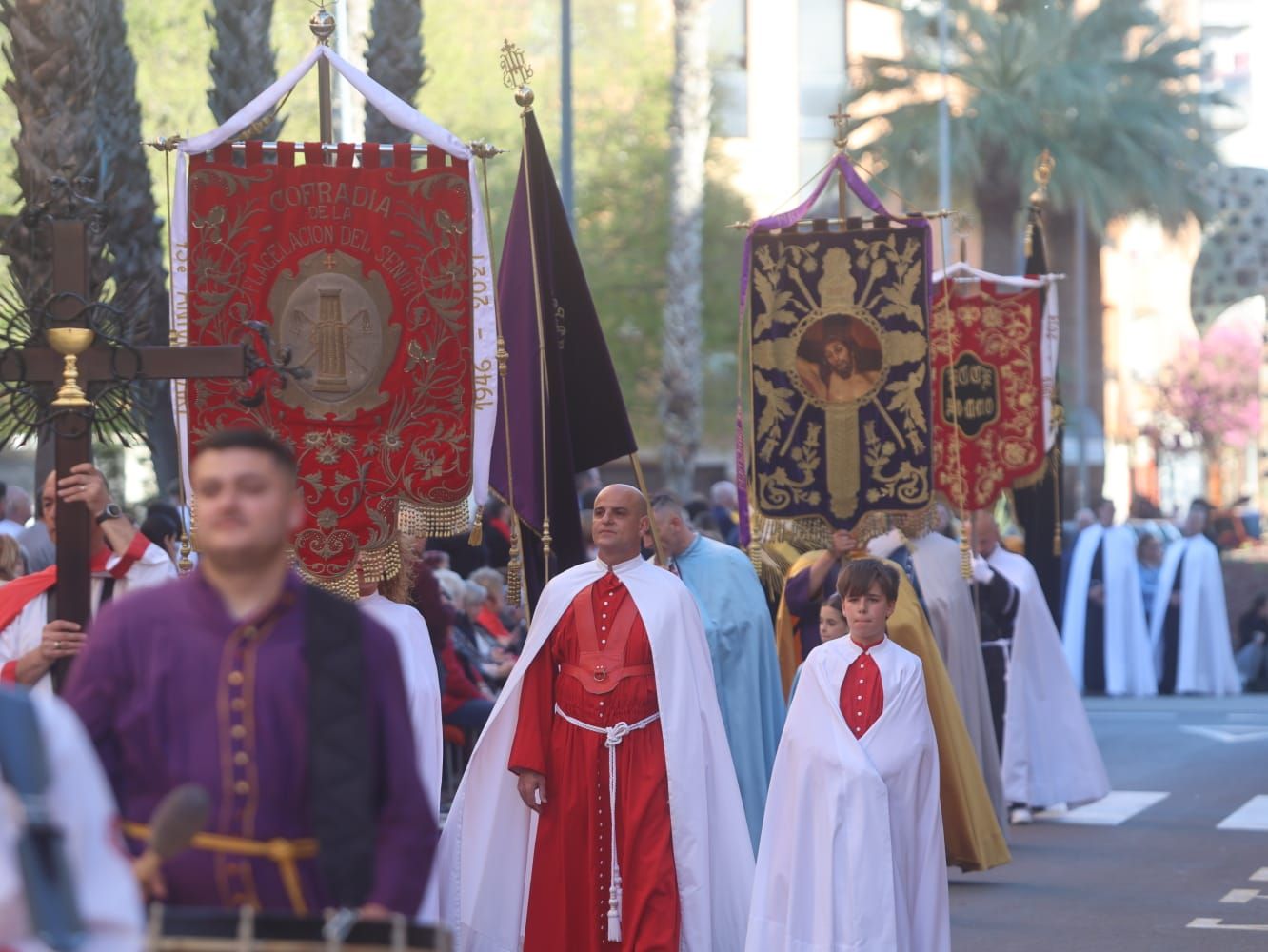 Más de 3.000 cofrades de 29 pueblos toman las calles de Alzira en la procesión diocesana