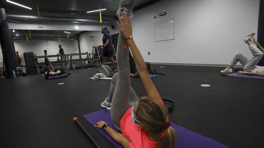 Varios alumnos practican deporte en un gimnasio.