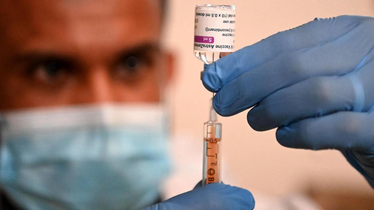 Un sanitario prepara un vial de la vacuna de AstraZeneca en Londres.