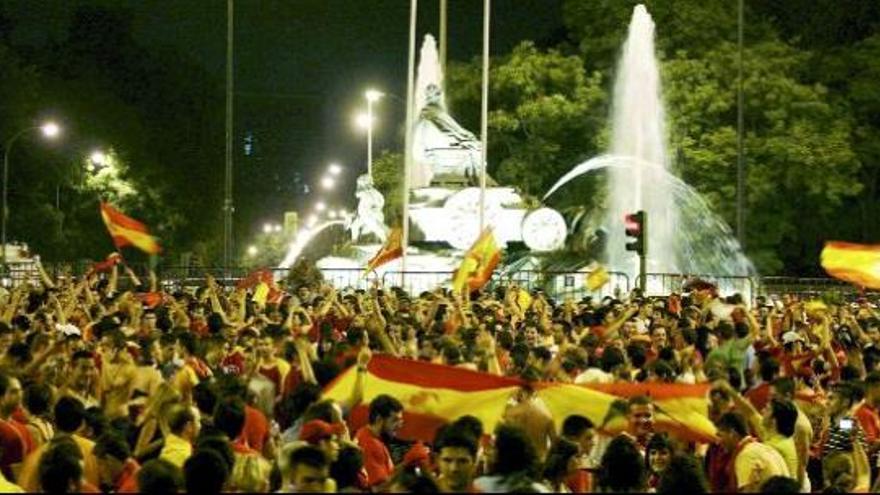 La Plaza de Cibeles  fue &quot;tomada&quot; por la marea de aficionados madrileños que acudieron hasta allí para celebrar la consecución de la segunda Eurocopa y acabar con la leyenda negra futbolística que arrastraba desde hacía 44 años. La imagen se repitió a lo largo de toda la geografía española. n Fotografía: Juan Carlos Hidalgo