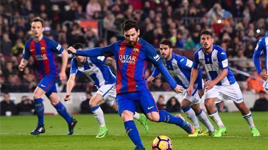 El Barça evita el desastre de penalti en el minuto 90