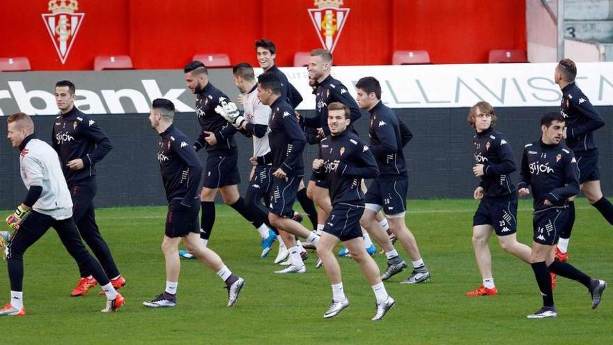 Los jugadores del Sporting, en el entrenamiento de ayer en El Molinón.