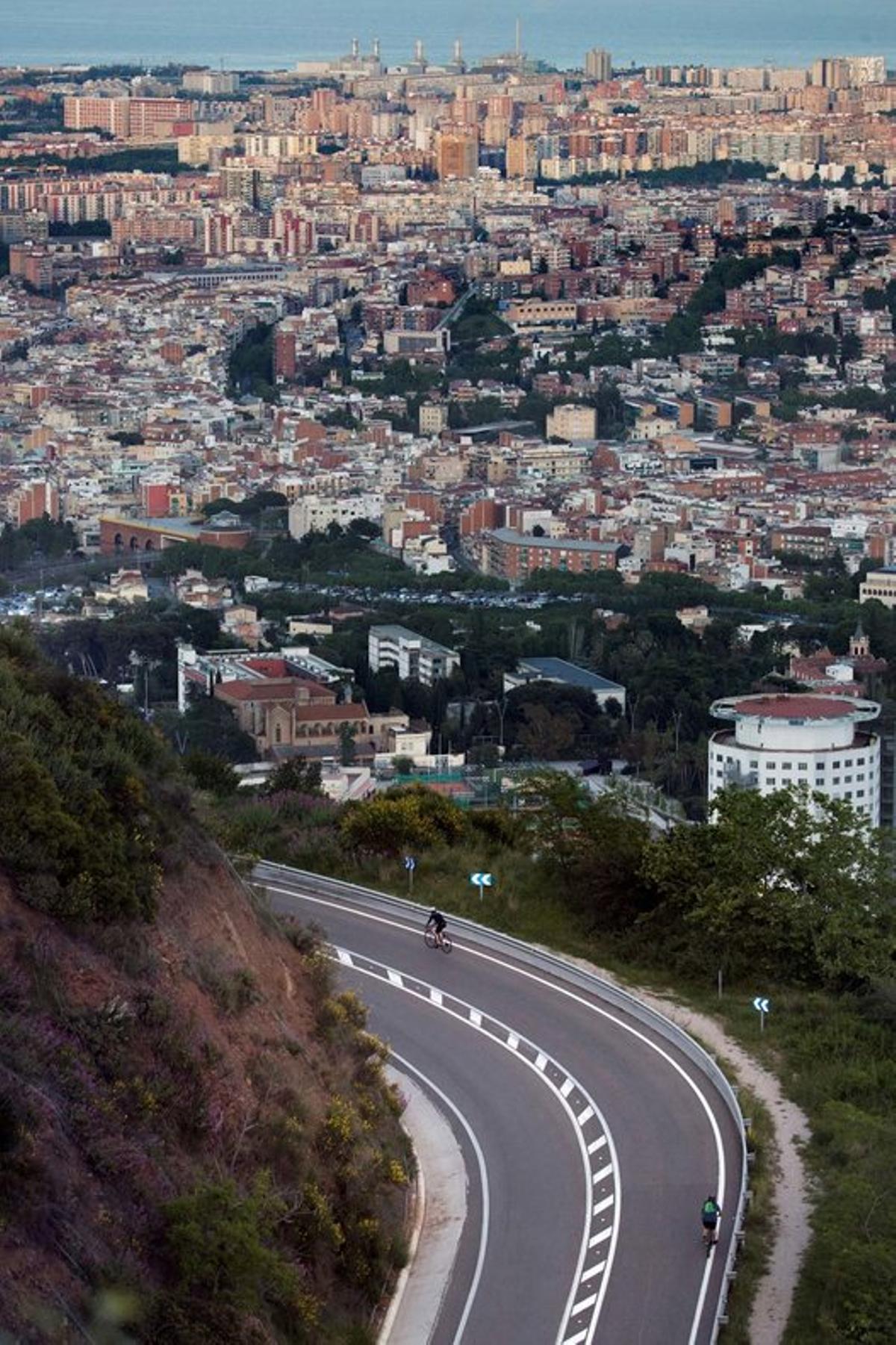Varios ciclistas en la carretera del Tibiado en Barcelona