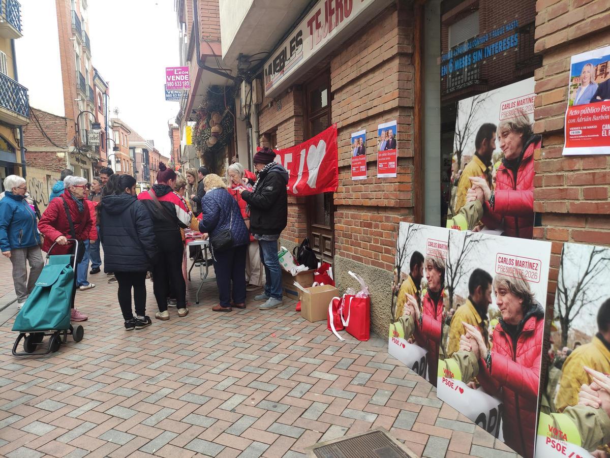 Campaña del PSOE en Benavente este jueves.