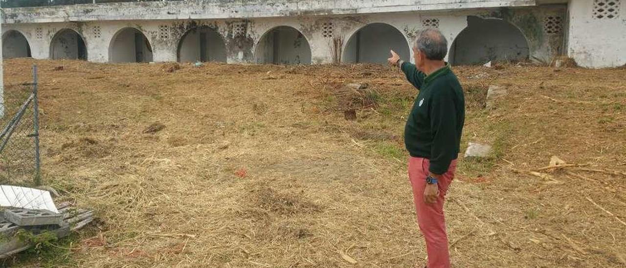 Javier Basagoiti, presidente de Golf La Toja, muestra las instalaciones del Beach Club. // FDV