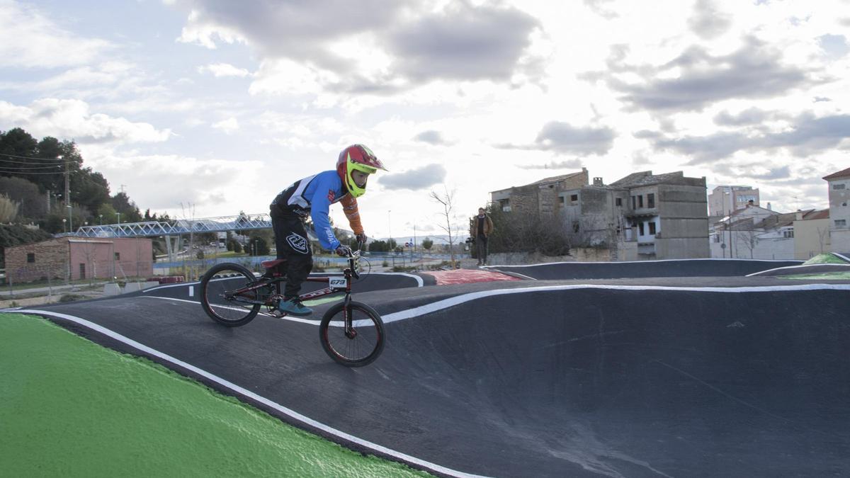 Un deportista con bicicleta BMX en un circuito pumptrack.