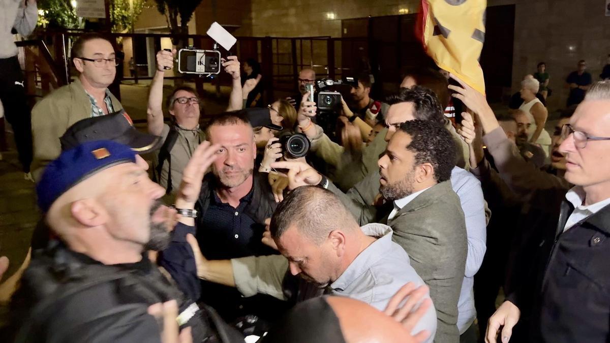Ignacio Garriga se encara con manifestantes en Sabadell