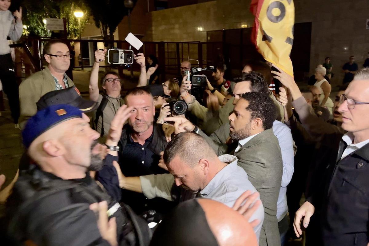 Ignacio Garriga se encara con manifestantes en Sabadell