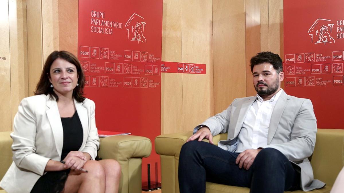 Adriana Lastra y Gabriel Rufián, durante la reunión que mantuvieron en julio.