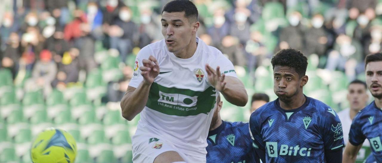 Diego González trata de controlar un balón ante varios jugadores del Cádiz, durante el partido del pasado domingo.  | MATÍAS SEGARRA