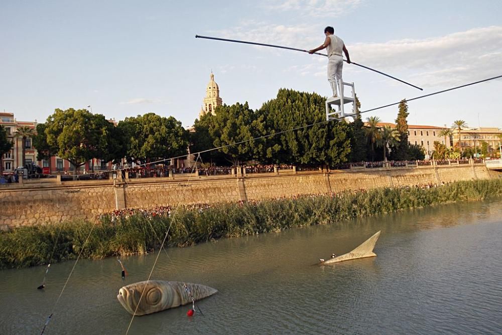 Un funambulista cruza el río Segura a su paso por Murcia