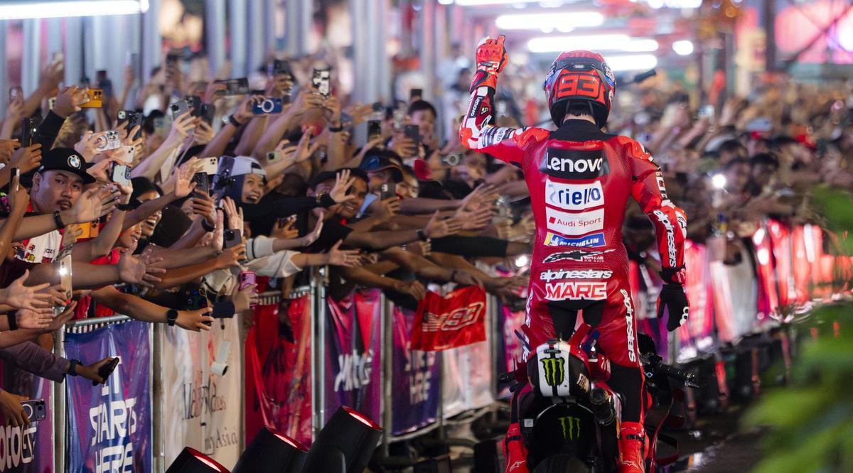 Marc Márquez sale a pasear con su Ducati y, antes, saluda a sus fans malayos.