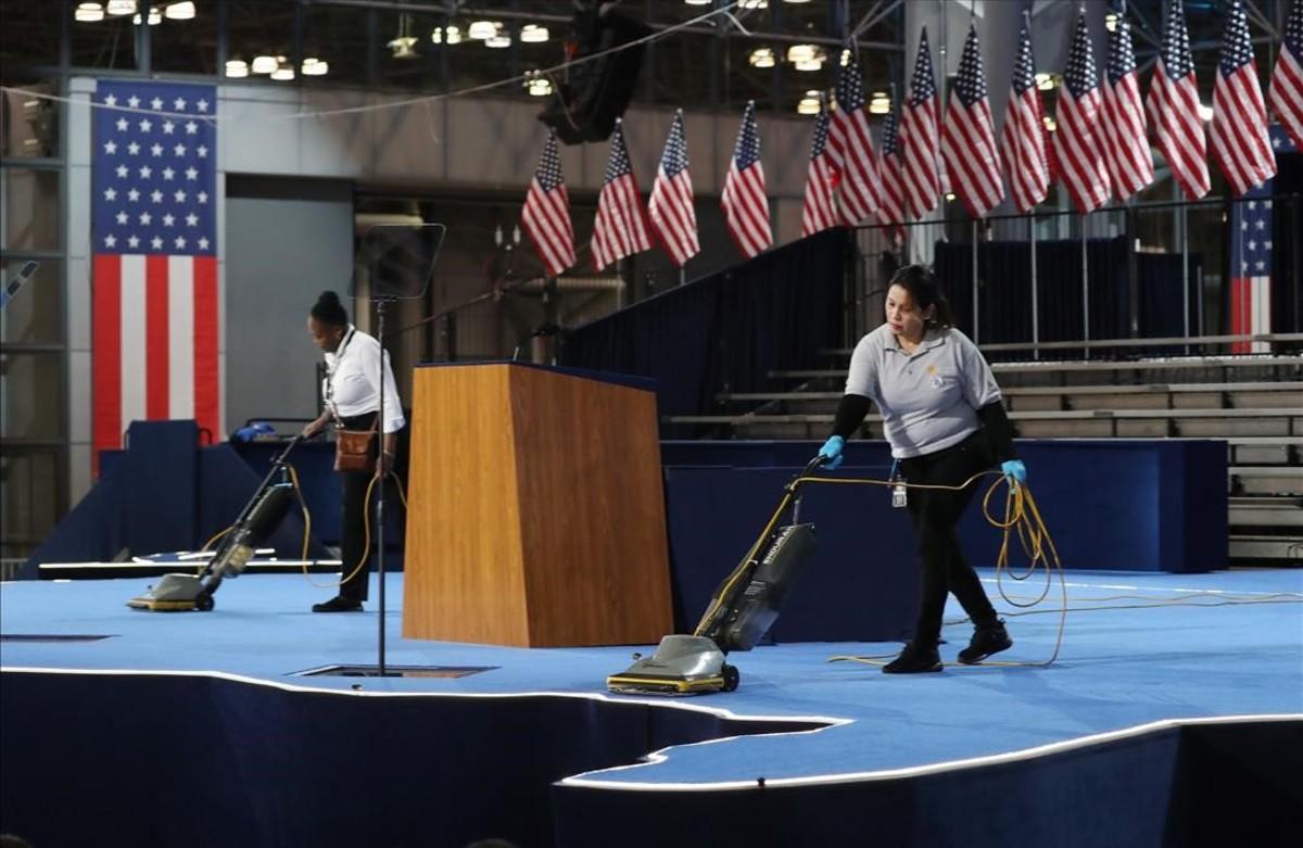 ültimos toques en el escenario del cuartel general de Hillary Clinton en el Centro de Convenciones Jacob K. Javits de Nueva York. 