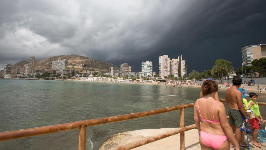 Bochorno y riesgo del lluvias durante toda la jornada en Alicante