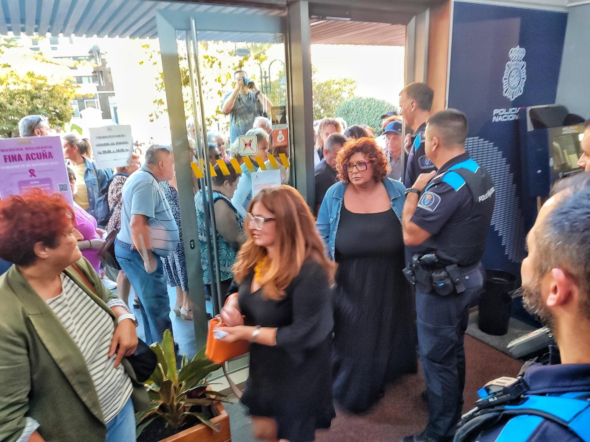 Multidudinaria protesta contra la subida de la basura en Cangas