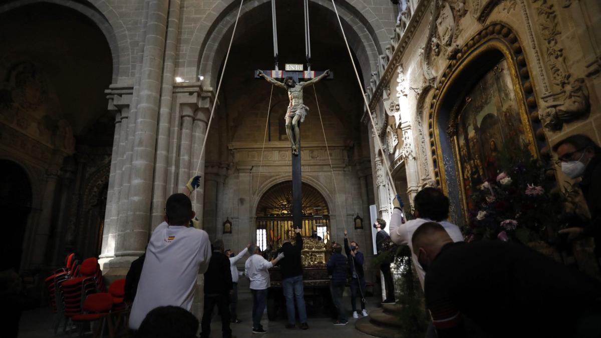 Un momento de la bajada del Cristo de las Injurias, este sábado, en la Catedral.