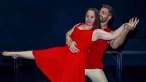 Ana Fernández y Adrián Sáez interpretan 1+1=3 en la Fundación Maite León.