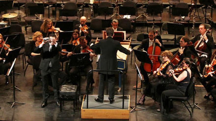 La Orquesta Filarmónica de Málaga, durante su concierto de aniversario celebrado ayer en el Cervantes.