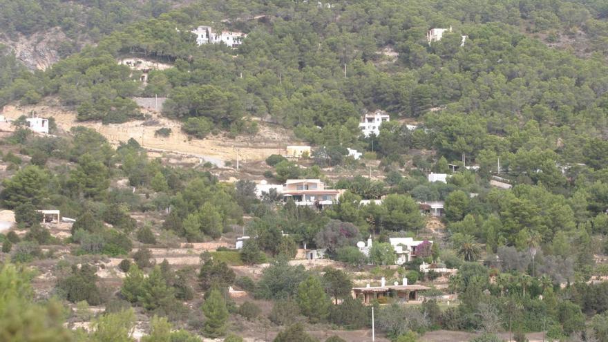 Conjunto de viviendas en una zona rural de Eivissa, en una imagen de archivo. | VICENT MARÍ