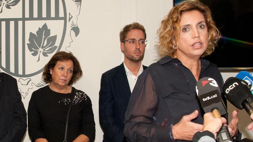 Marta Felip atenent els mitjans després de l&#039;intent fallit de renuncia