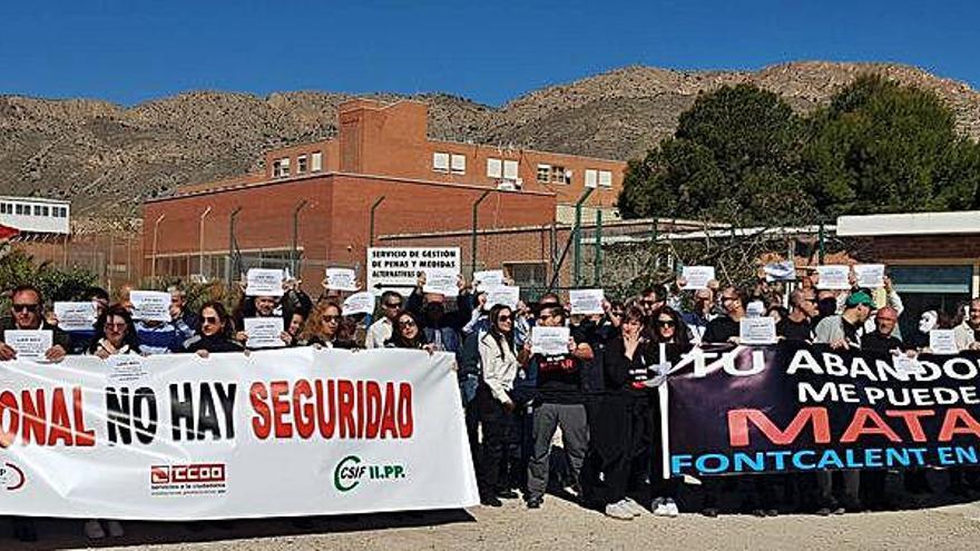 Un momento de la protesta celebrada ayer en la puerta de Fontcalent contra la apertura de la Unidad de Madres sin personal.