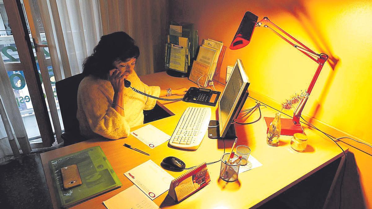 Una mujer atienda una llamada al teléfono de la esperanza