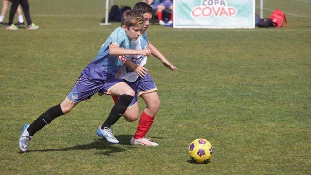 Lance de un encuentro de fútbol base en la Copa Covap.