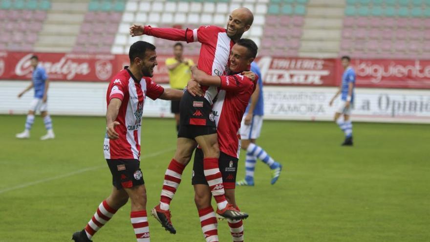 Sergio García festeja uno de los dos tantos logrados frente al Sporting de Gijón.
