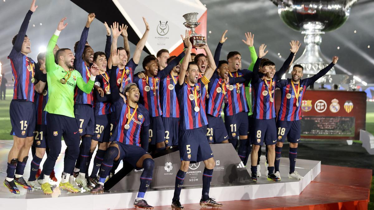 0b33d638 552c 4aee Busquets levanta, con la Supercopa de España, su primer trofeo como capitán.