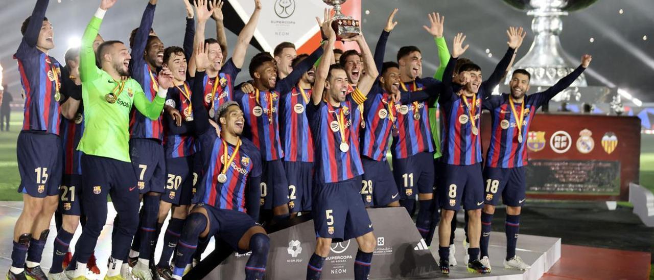 0b33d638 552c 4aee Busquets levanta, con la Supercopa de España, su primer trofeo como capitán.