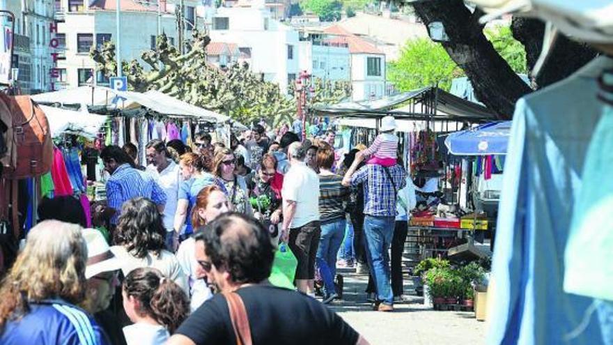Una jornada de mercado ambulante en el centro de Bueu. // Gonzalo Núñez