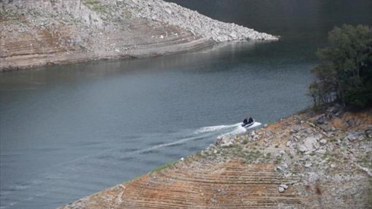 Una embarcación neumática de los Mossos en una ensenada del pantano de Susqueda, el martes.