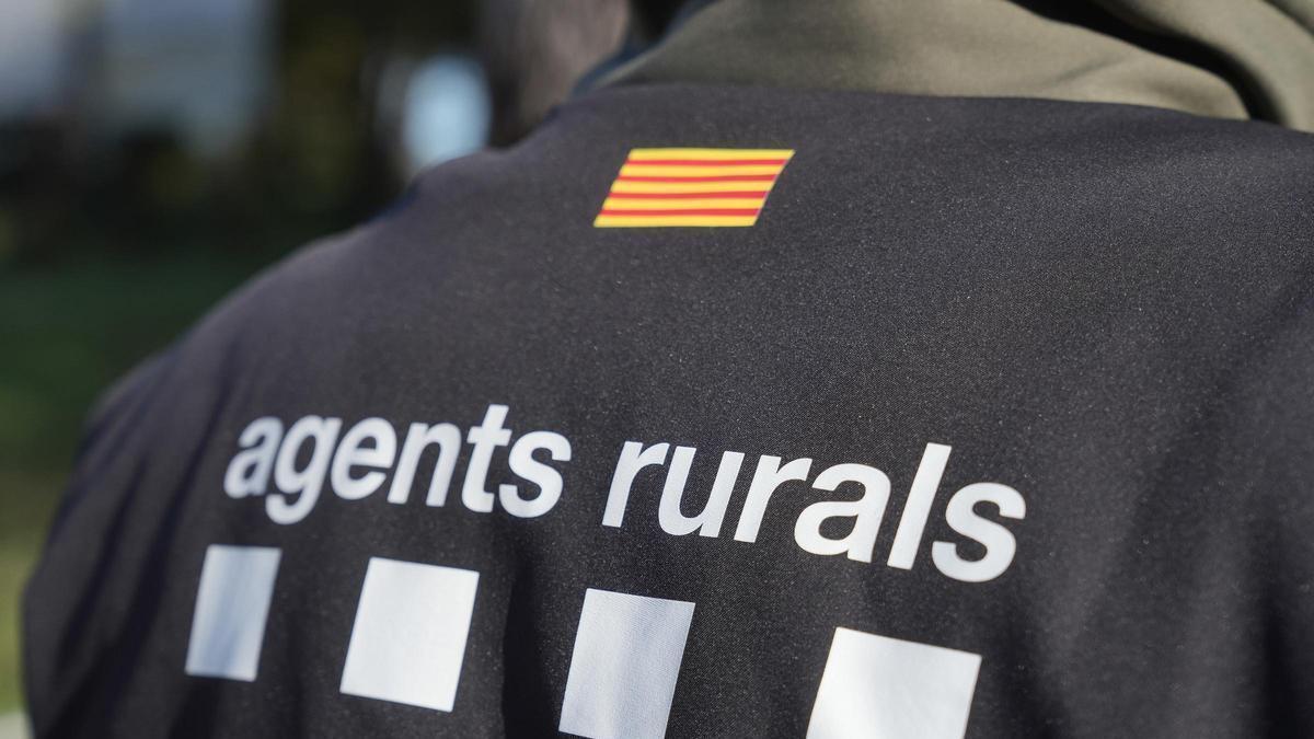 Imatge de la part posterior de l'uniforme dels Agents Rurals
